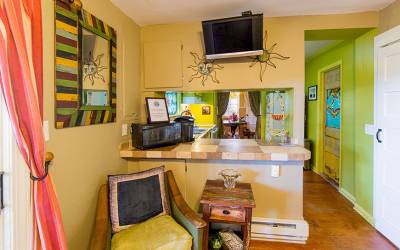 Shared Amenities For Quirky Cottage Rooms - Beachside Boutique Inn