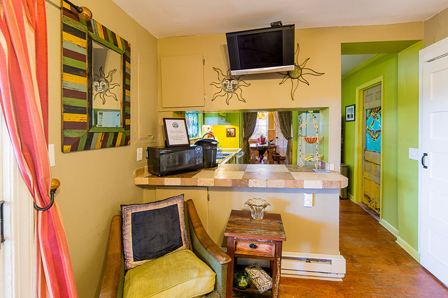 Shared Amenities For Quirky Cottage Rooms - Beachside Boutique Inn